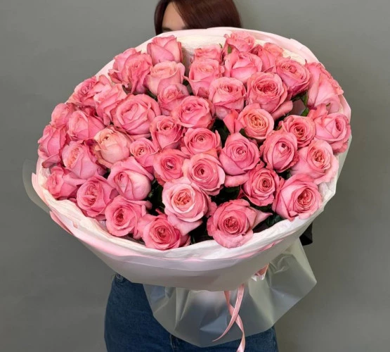 Фото buket-45-rozovykh-pionovidnykh-roz-pink-ekspreshn-50sm - Лавка роз